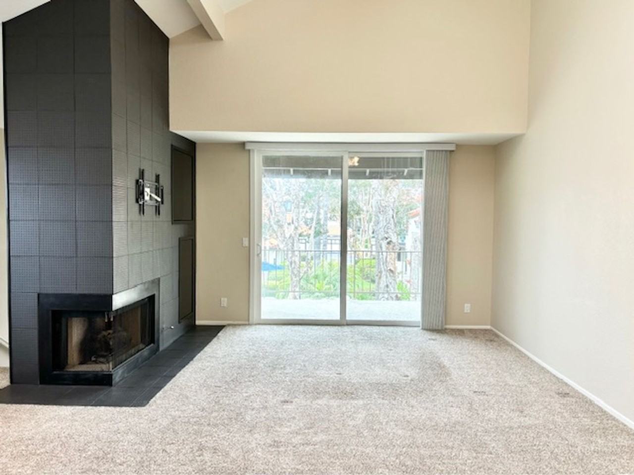 2226 Martinique Ln - Photo 5 of 37