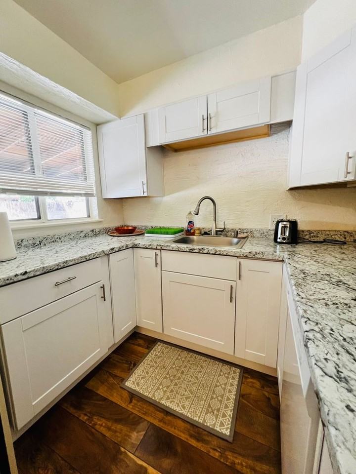 1643 Stewart St - Photo 6 of 21