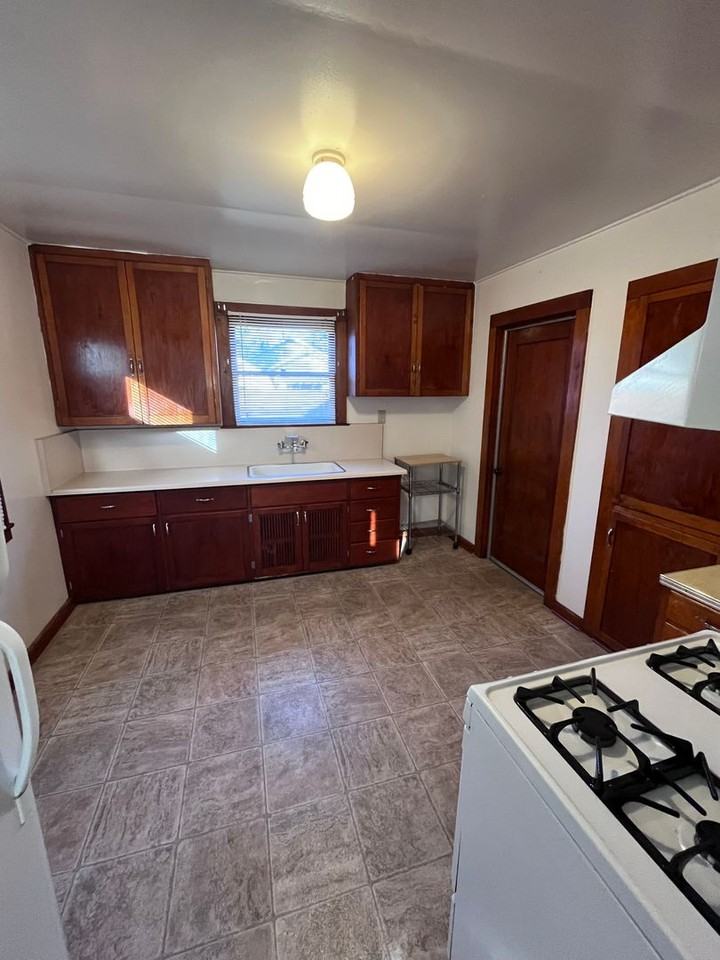 220 Almond St - Photo 2 of 8