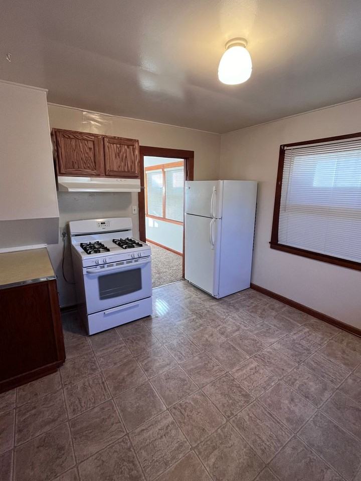 220 Almond St - Photo 3 of 8