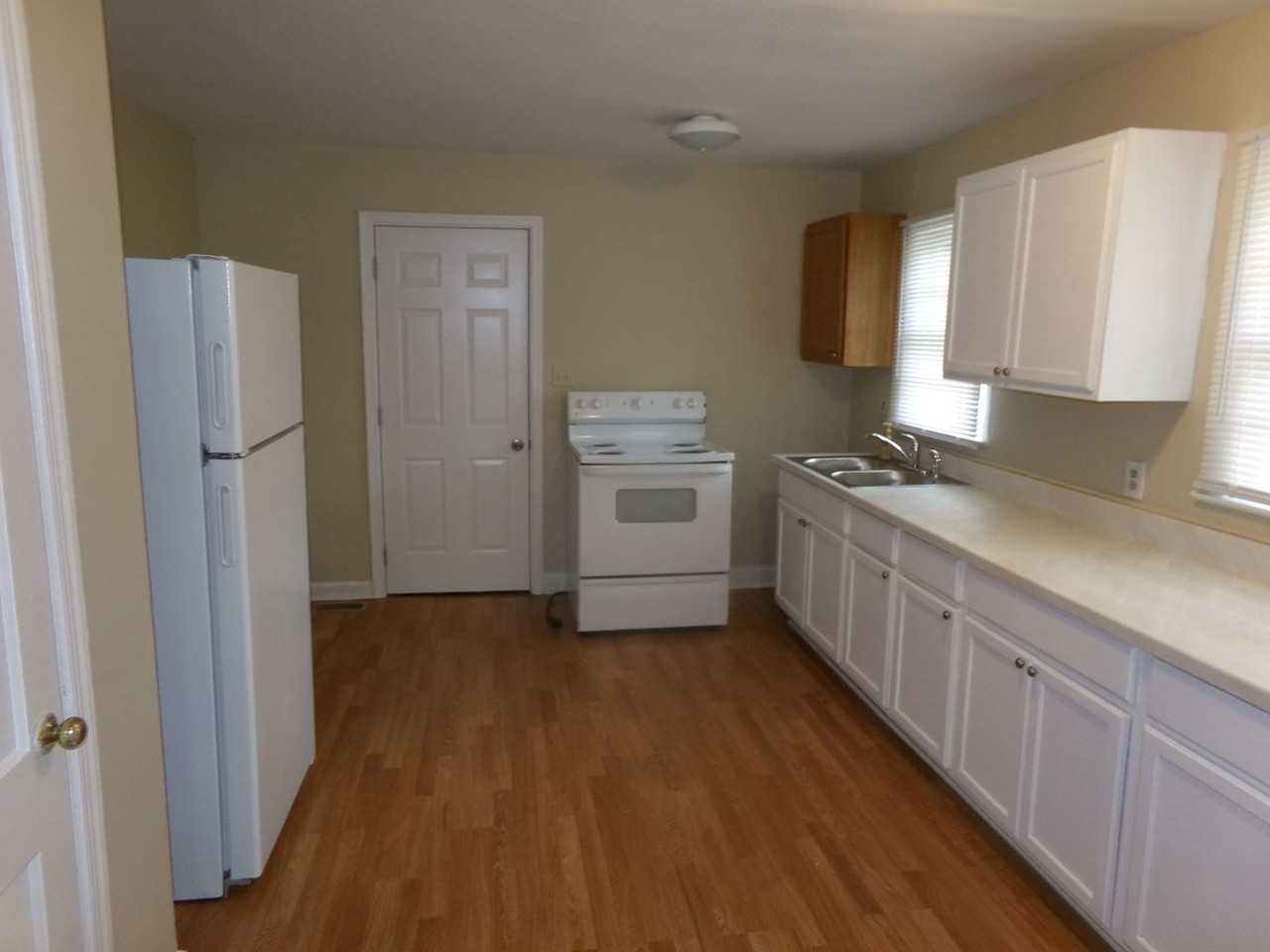 1142 W Bank St - Photo 3 of 14