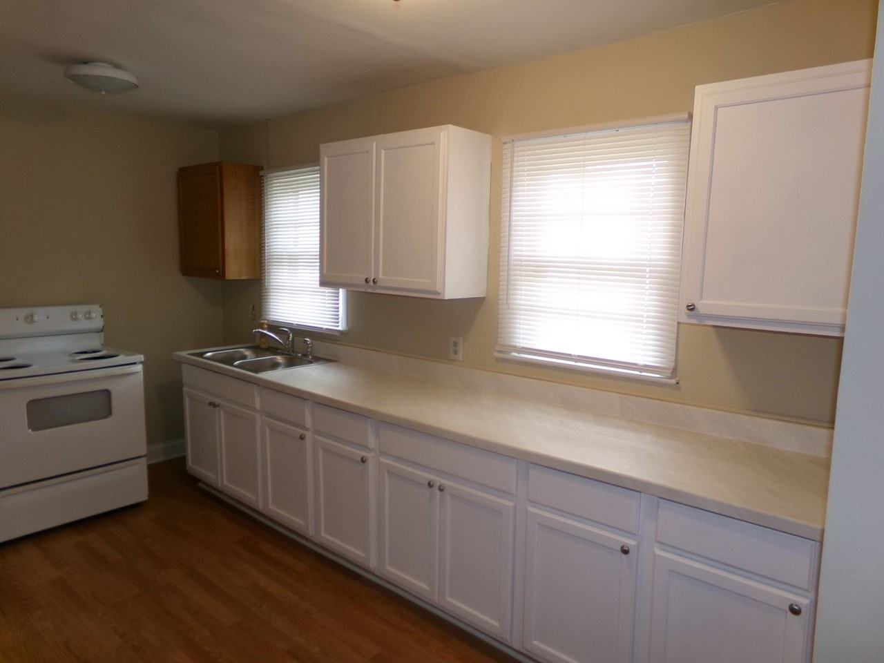 1142 W Bank St - Photo 7 of 14