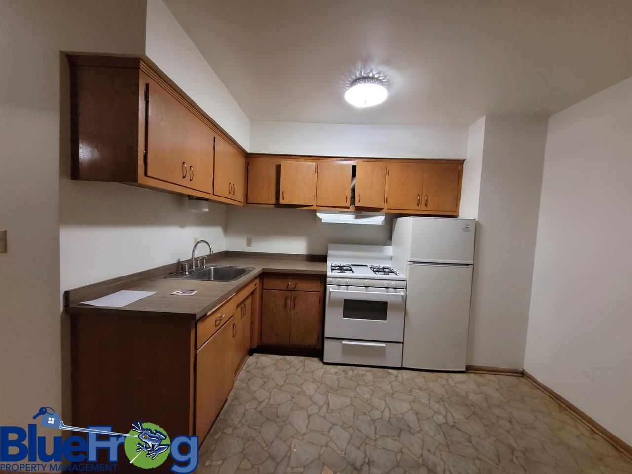 210 North Summit Street - Photo 7 of 9