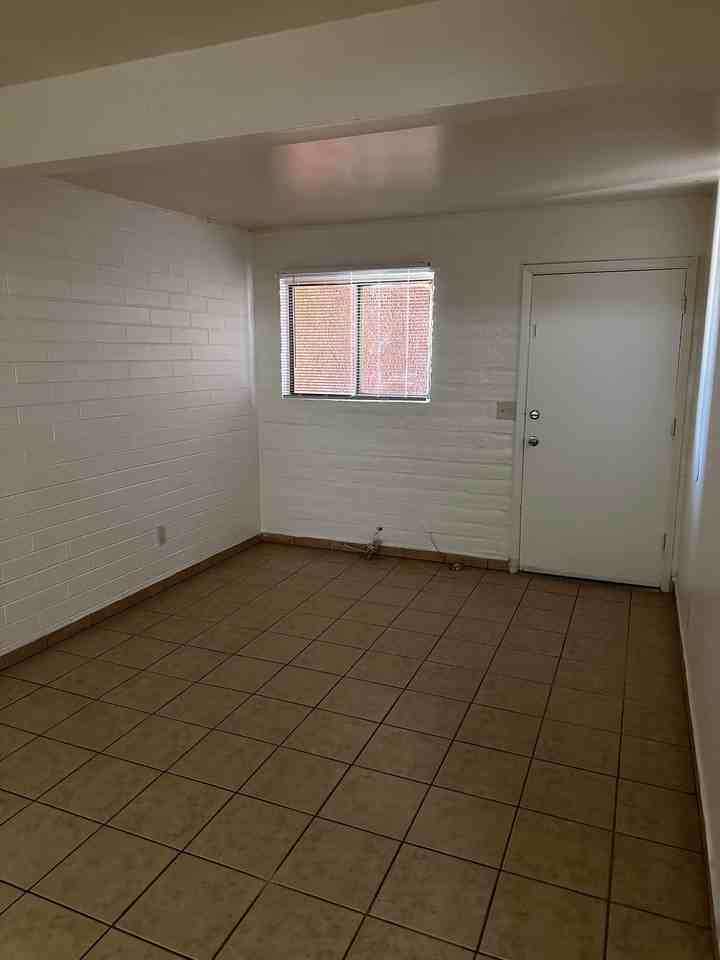 1650 // 4902 South 13th Avenue - Photo 2 of 6