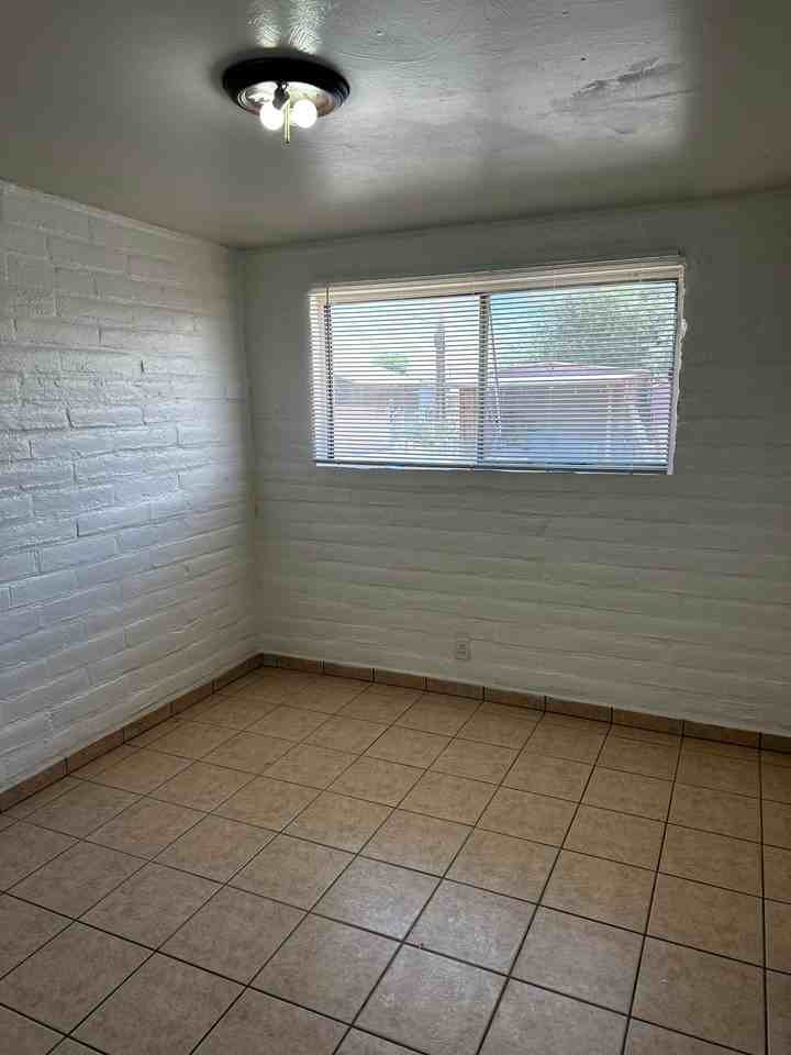 1650 // 4902 South 13th Avenue - Photo 4 of 6