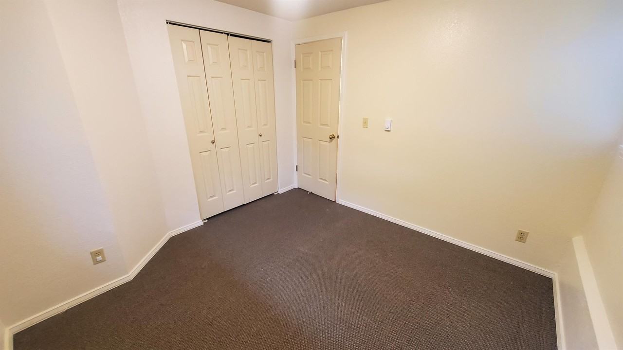 Hawthorne Manor - Photo 3 of 12