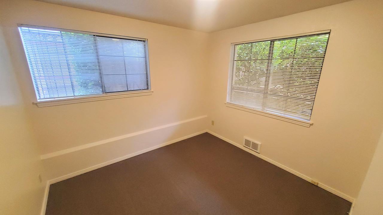 Hawthorne Manor - Photo 4 of 12