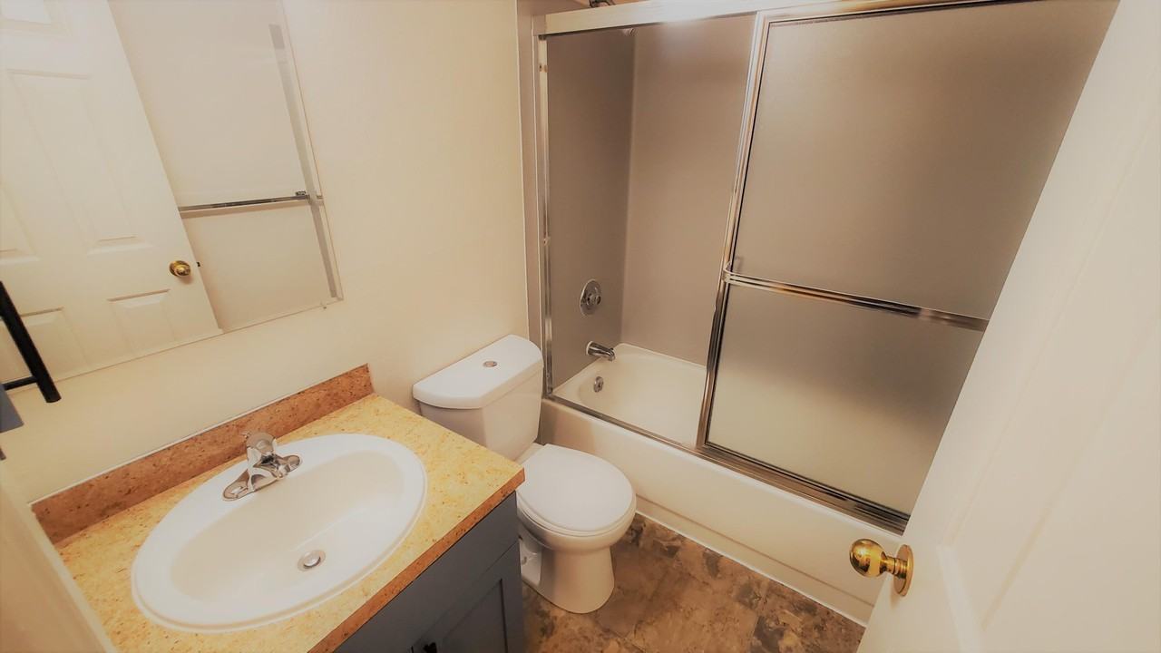 Hawthorne Manor - Photo 5 of 12