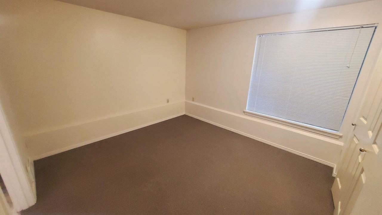 Hawthorne Manor - Photo 6 of 12