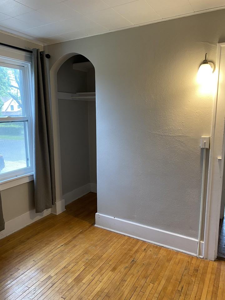 917 E HOWARD ST - Photo 3 of 6