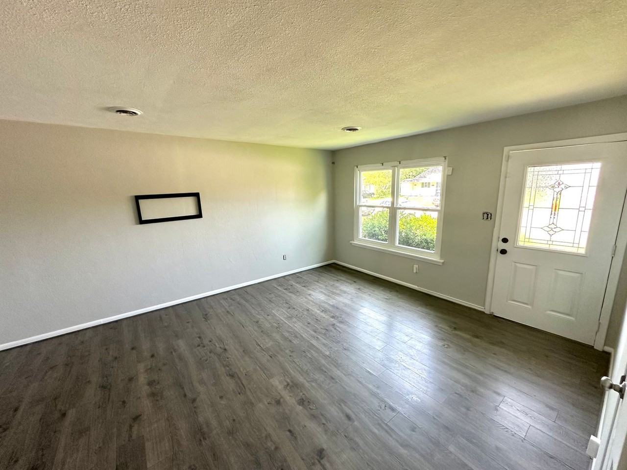 1124 Thisdell Ln - Photo 2 of 12