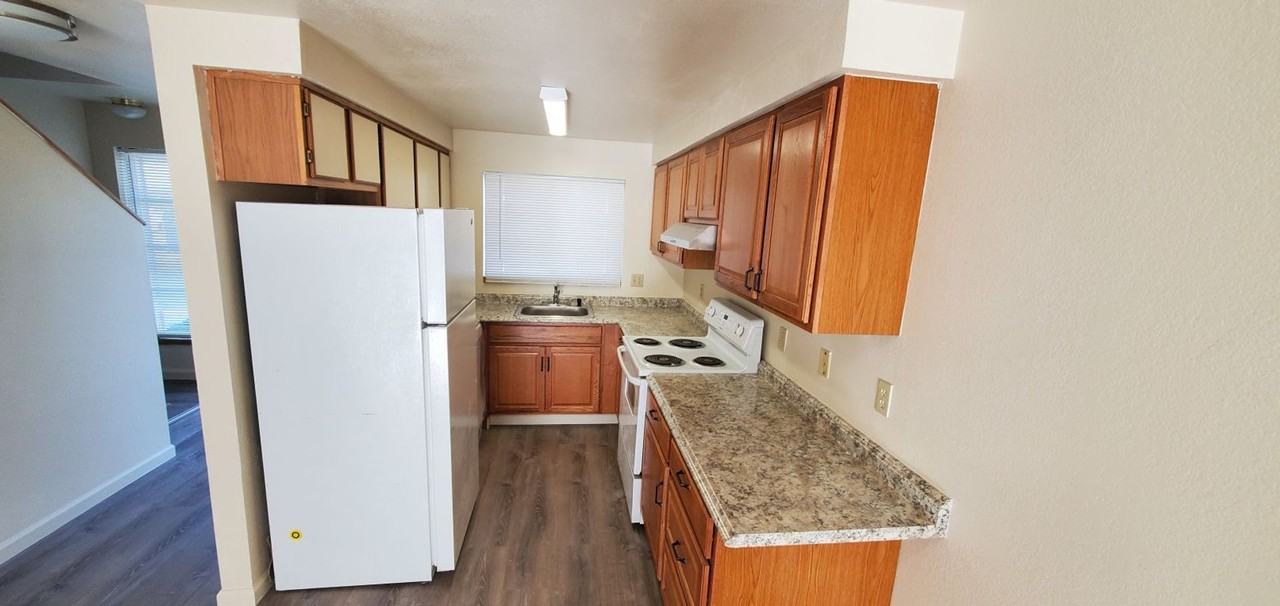 Maple Ct - Photo 4 of 28