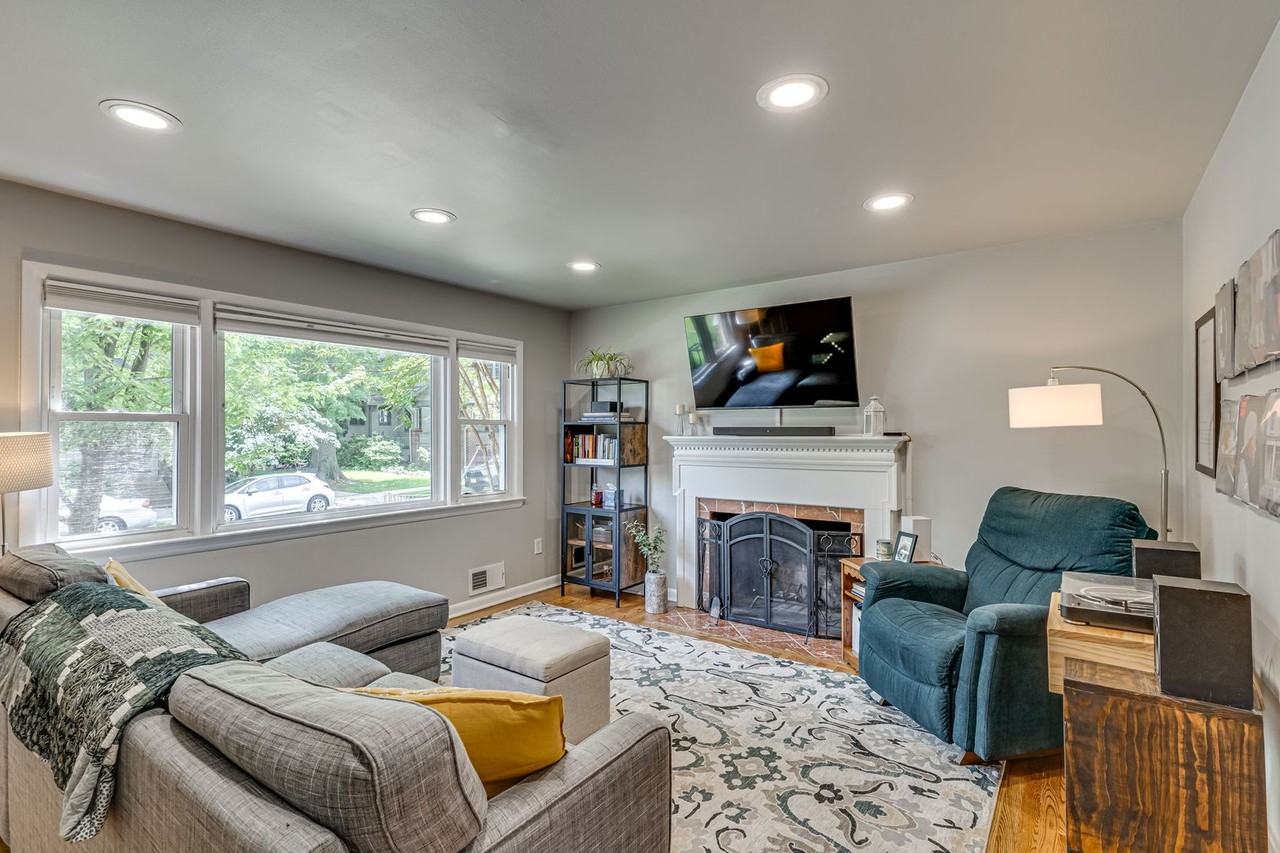 3 Groves Ave - Photo 4 of 36
