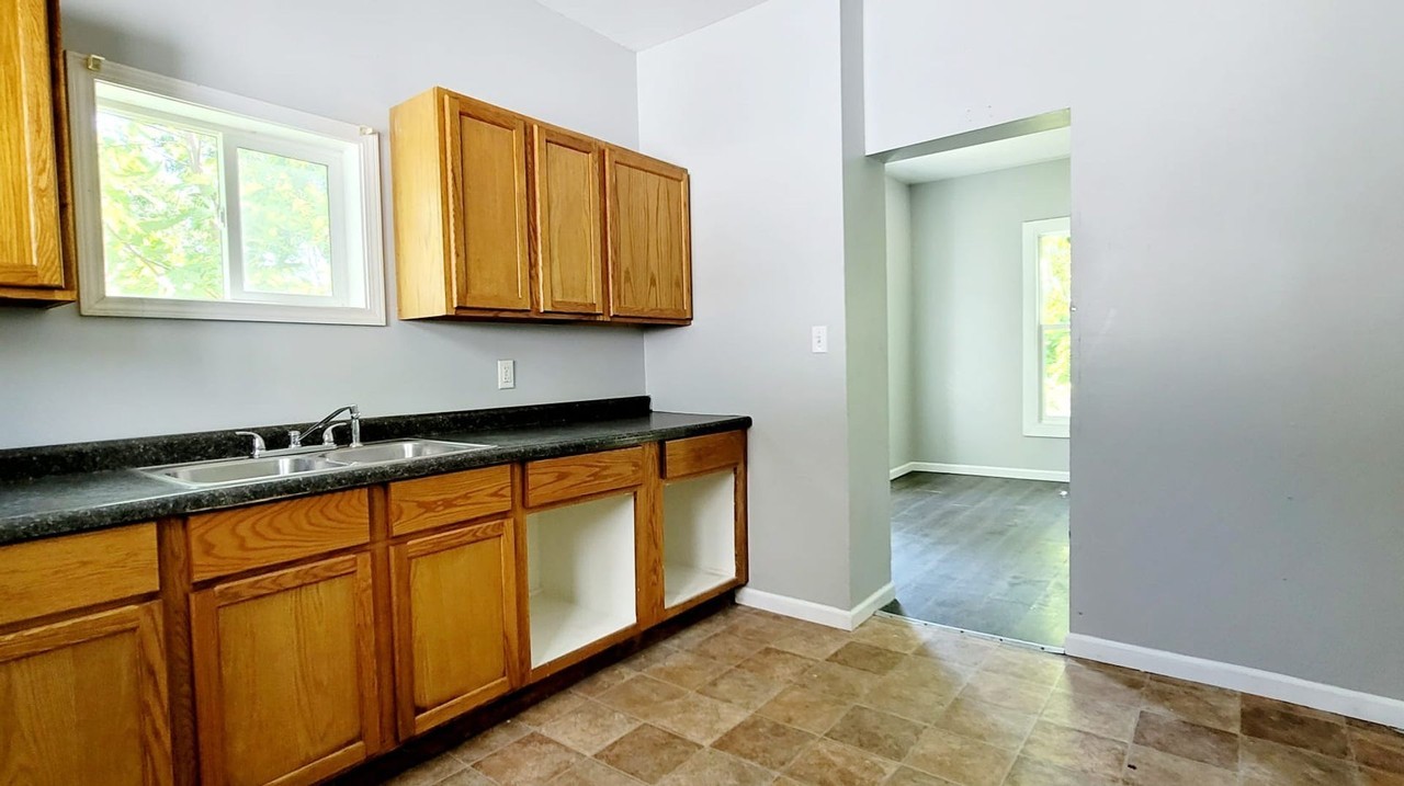 1212 E Madison St - Photo 3 of 17