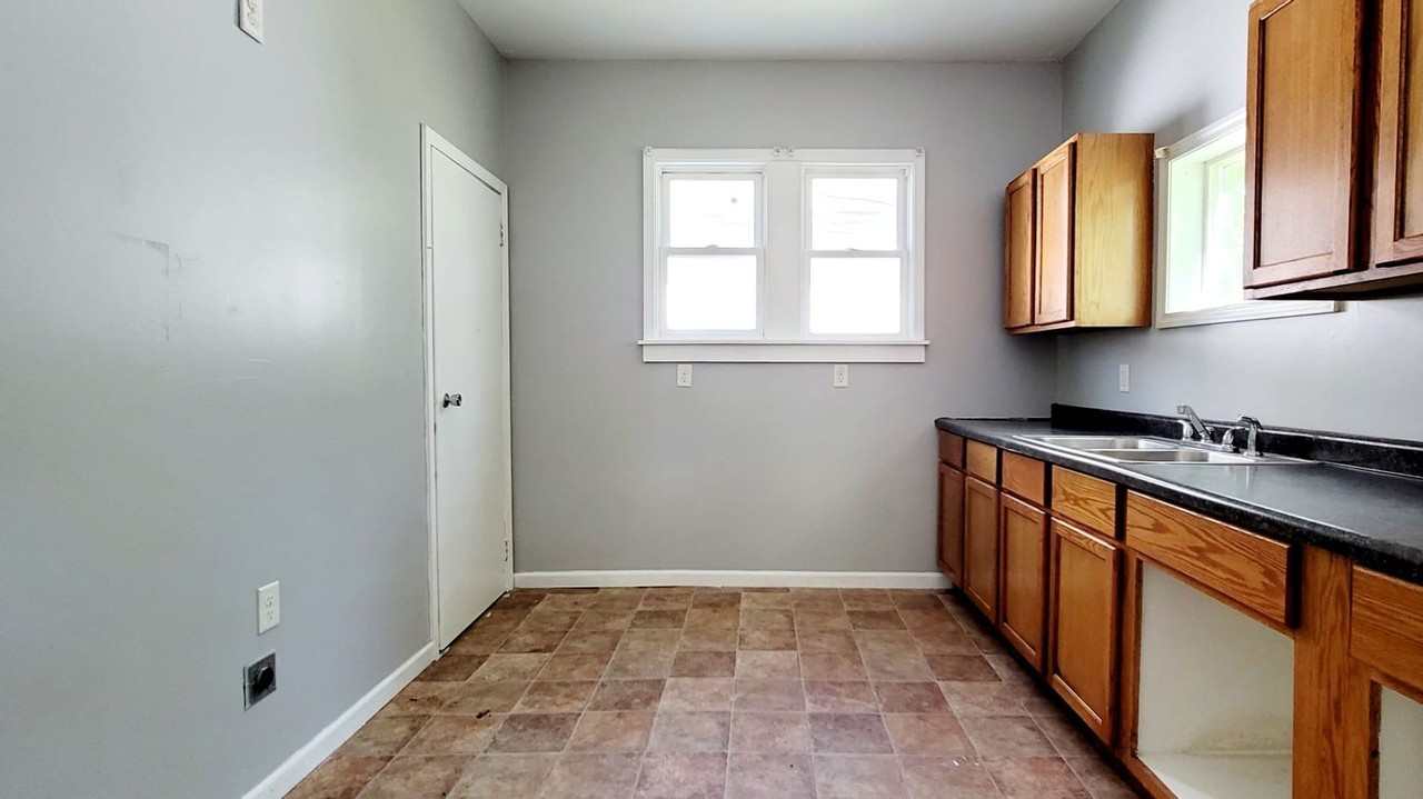 1212 E Madison St - Photo 4 of 17