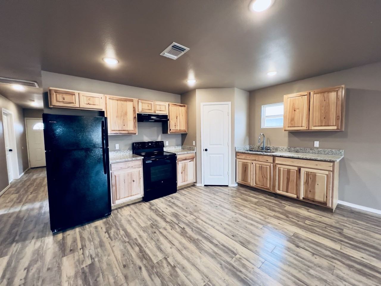 2201 E Main St - Photo 2 of 9