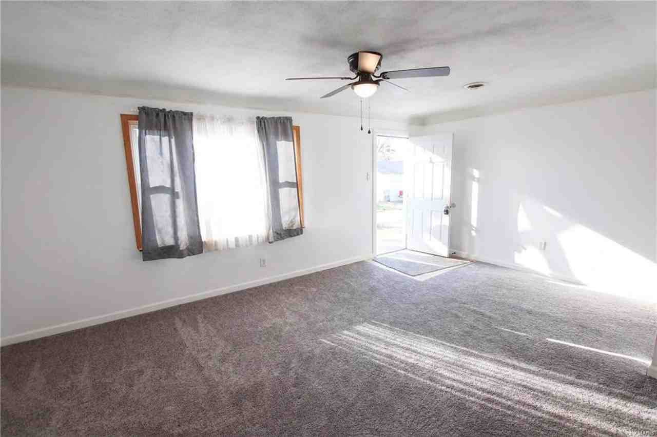 205 Debbie Ln - Photo 3 of 11