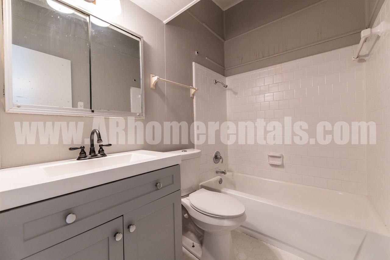 1708 West 47th St - Photo 2 of 14