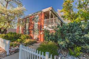 featured image of 2401 Walnut St