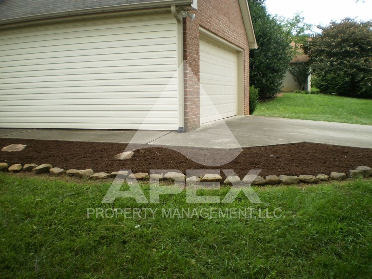 913 Oak Haven Rd - Photo 4 of 32