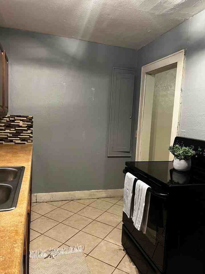 1613 E Park Pl - Photo 4 of 19