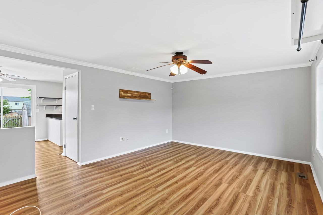 1725 Country Ct - Photo 2 of 17