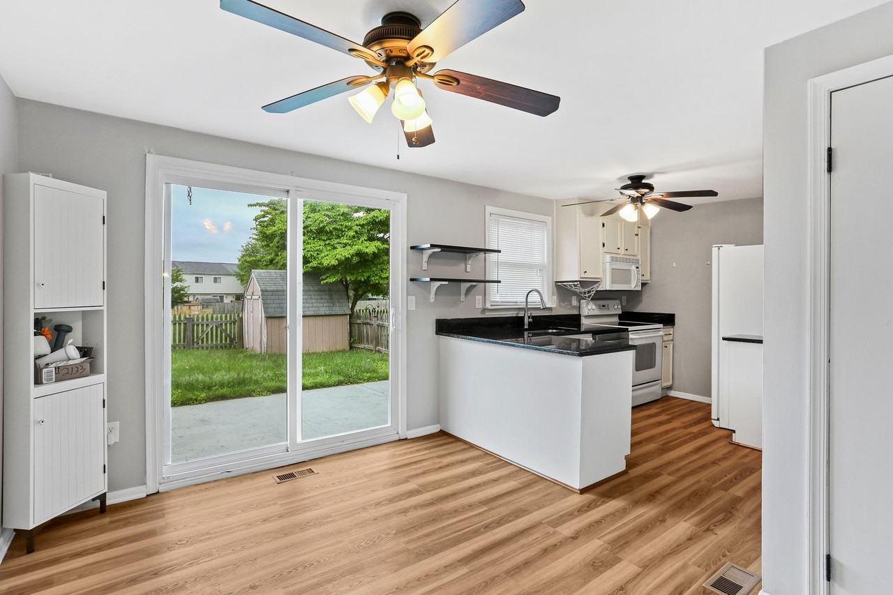 1725 Country Ct - Photo 3 of 17