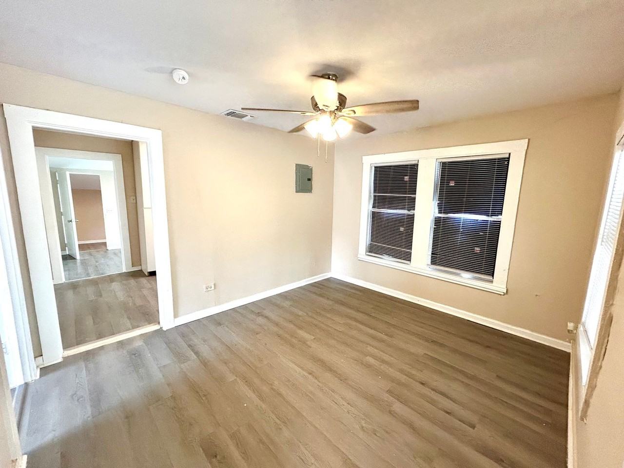 729 Burmeister St - Photo 3 of 20