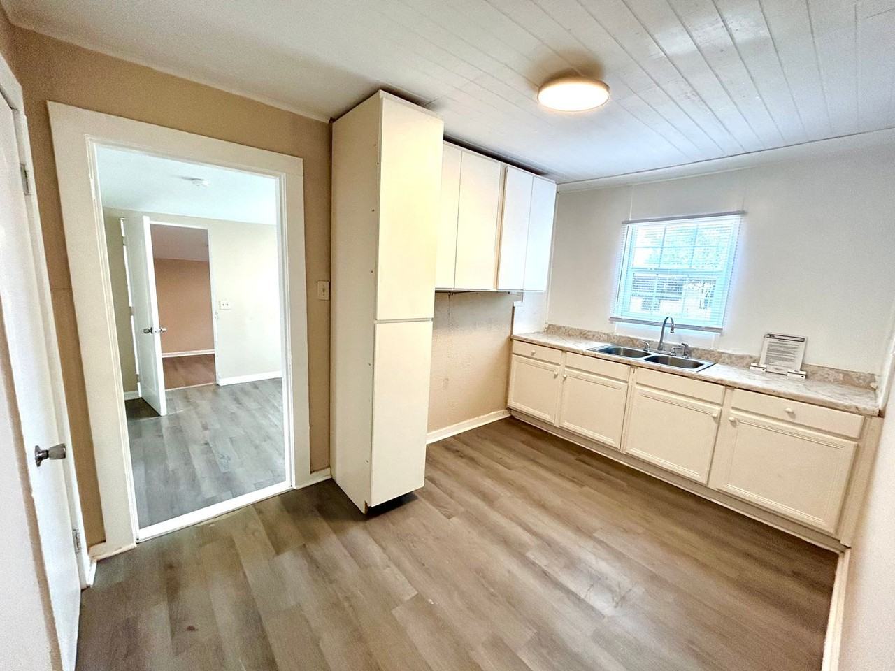 729 Burmeister St - Photo 5 of 20