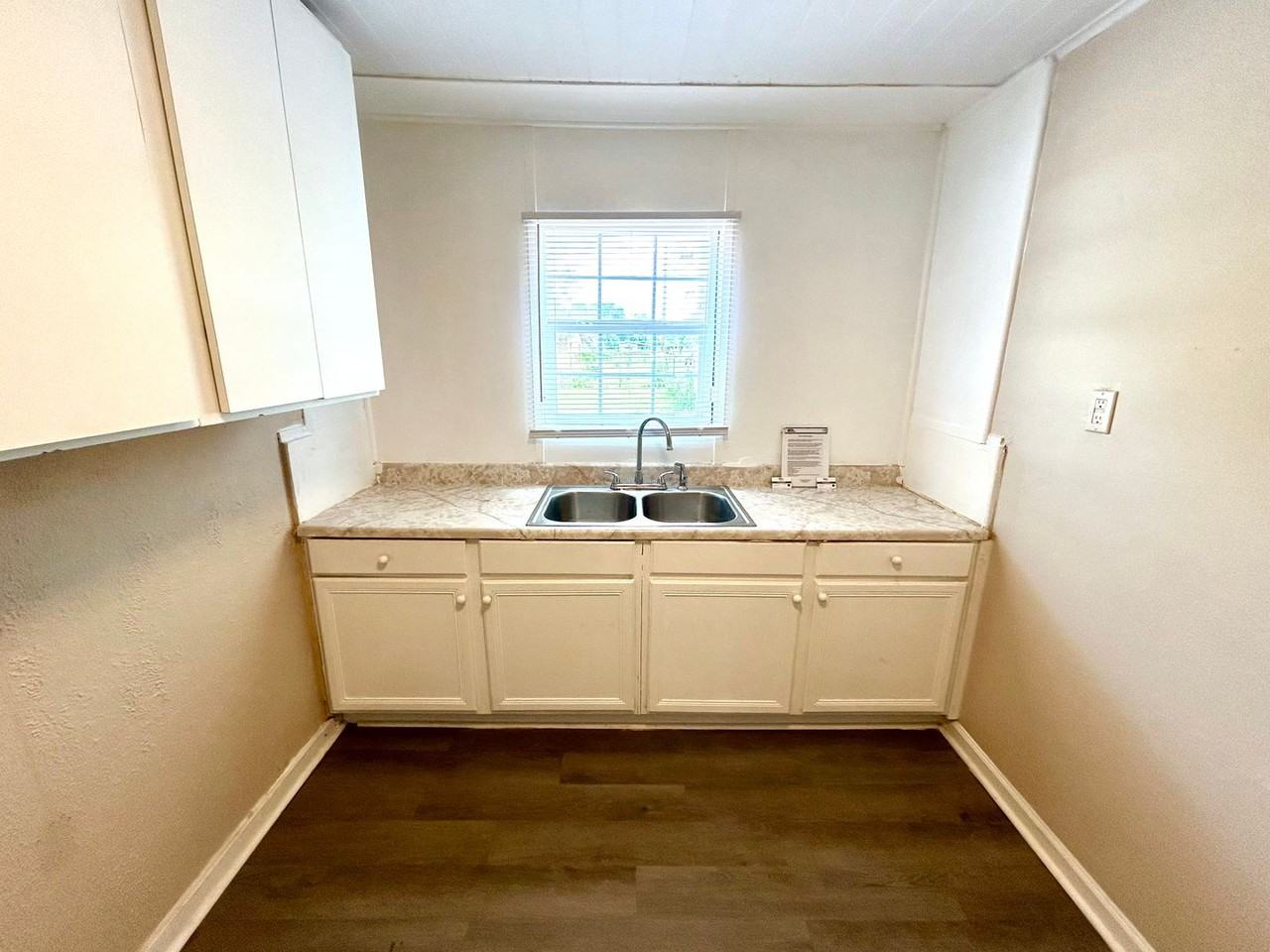 729 Burmeister St - Photo 6 of 20