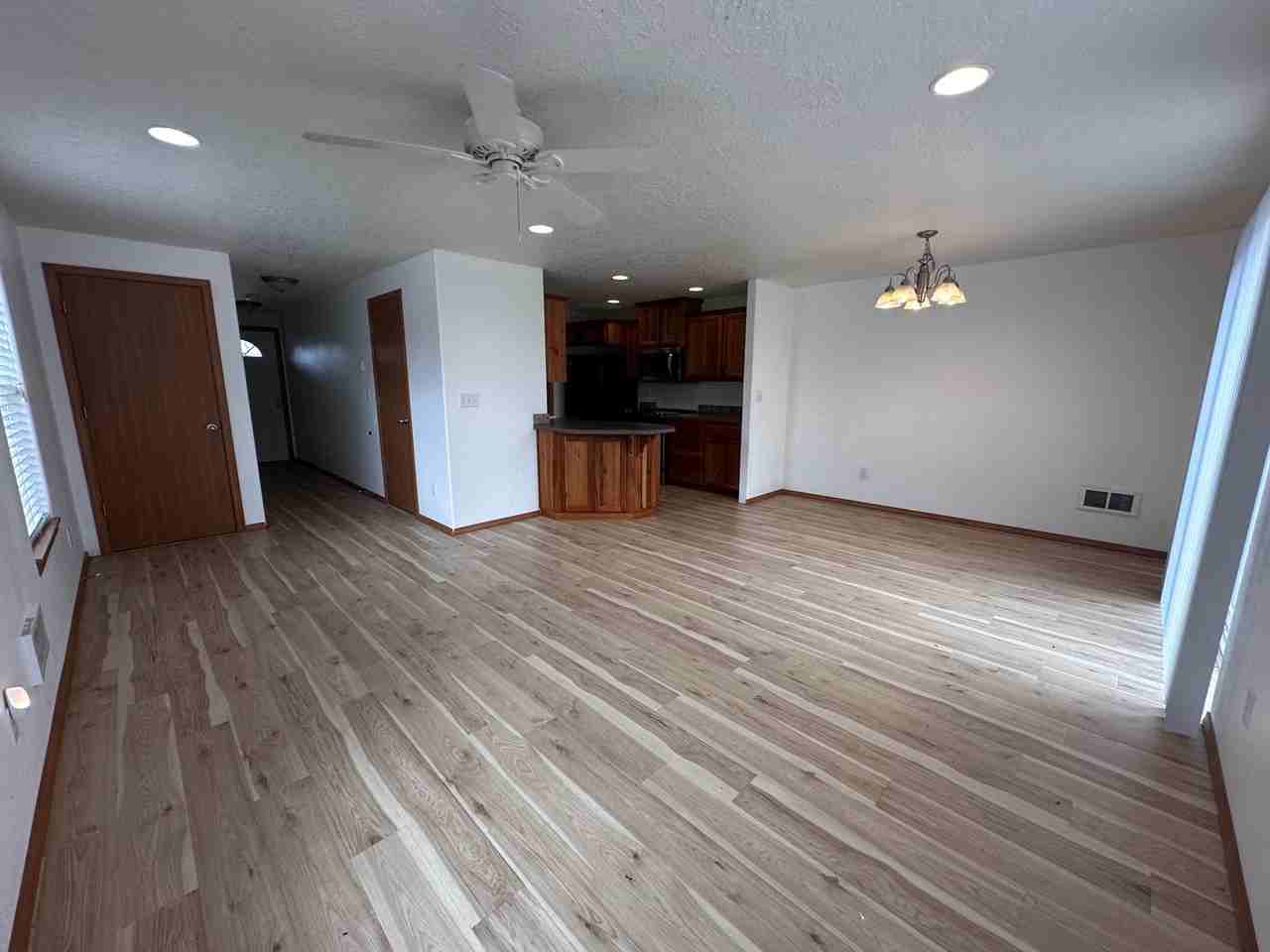 325 Gwinn St E - Photo 2 of 14