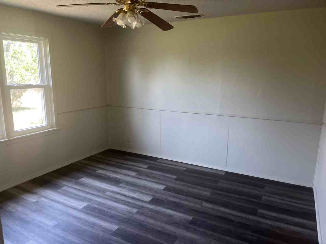 2404 S Simmons Rd - Photo 2 of 8