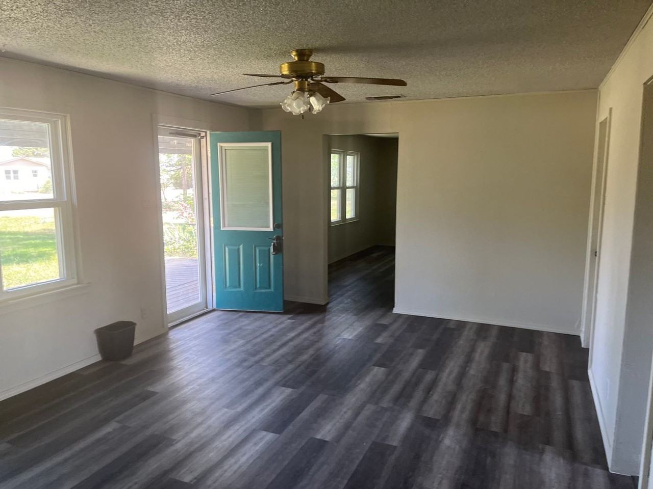 2404 S Simmons Rd - Photo 3 of 8