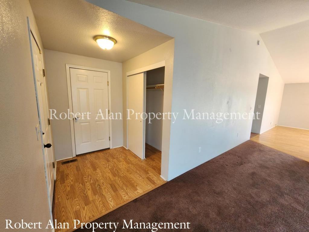 1006 Sw Nye Ave - Photo 2 of 11