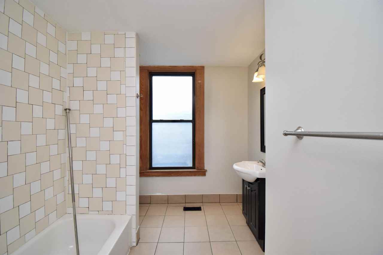 522 E 12th St #1 - Photo 5 of 30