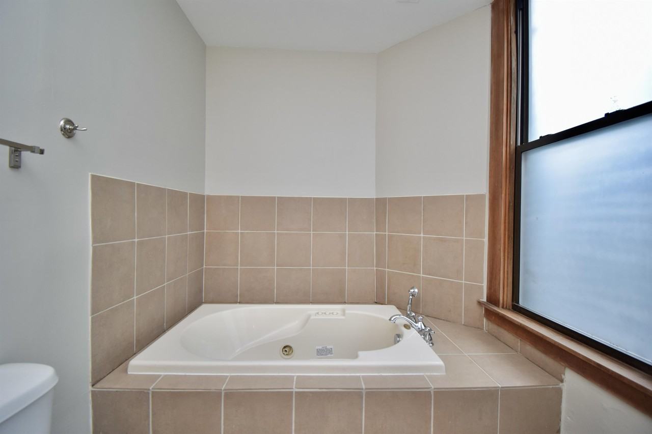 522 E 12th St #1 - Photo 5 of 30