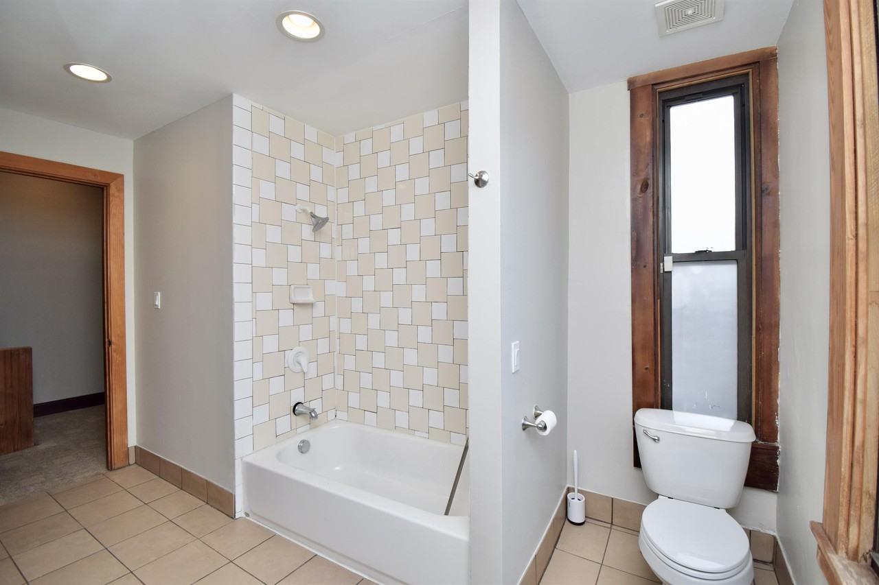 522 E 12th St #1 - Photo 6 of 30