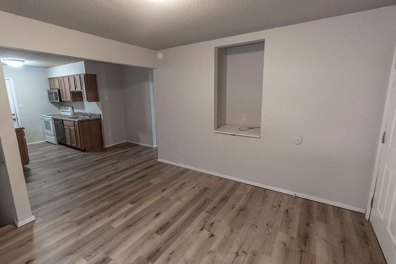 216 Wheaton Ct - Photo 4 of 32