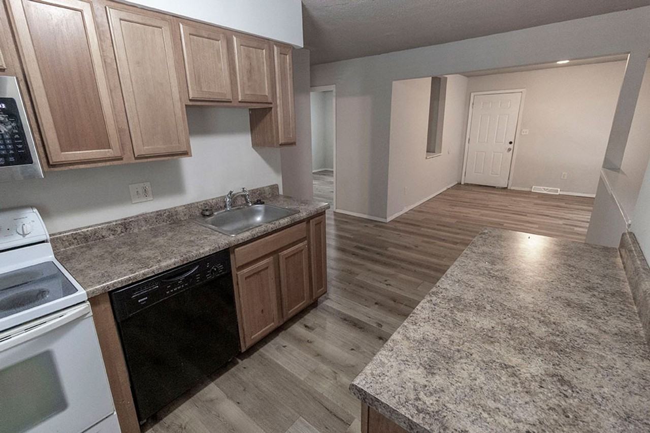 216 Wheaton Ct - Photo 7 of 32