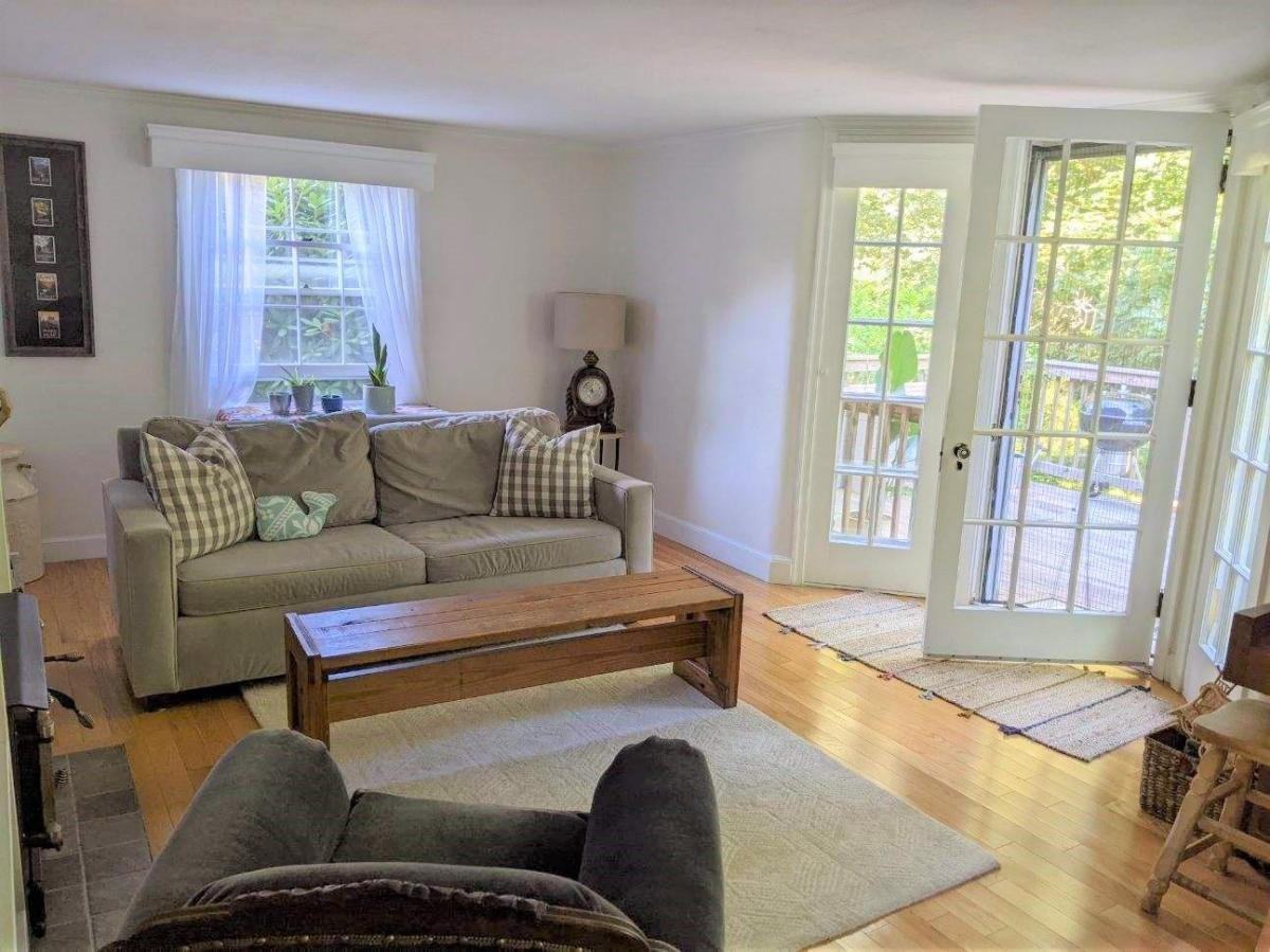 141 Highland St - Photo 3 of 21