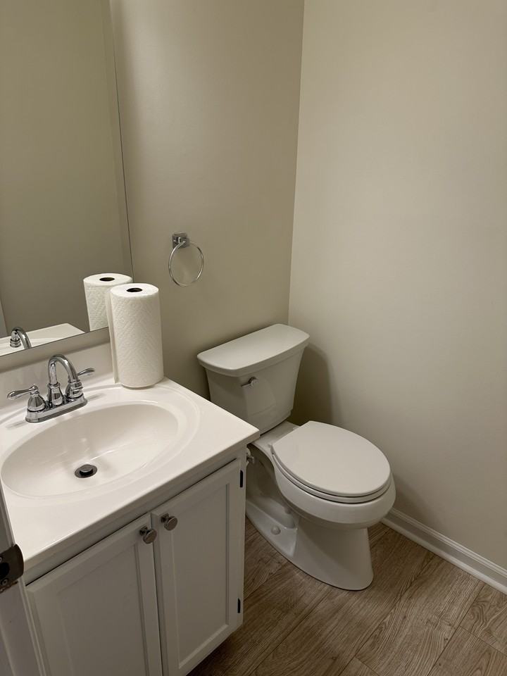 858 Colony Dr - Photo 2 of 11