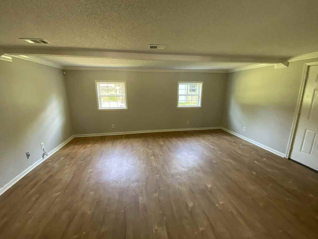 8515 Lyn Ave - Photo 3 of 11