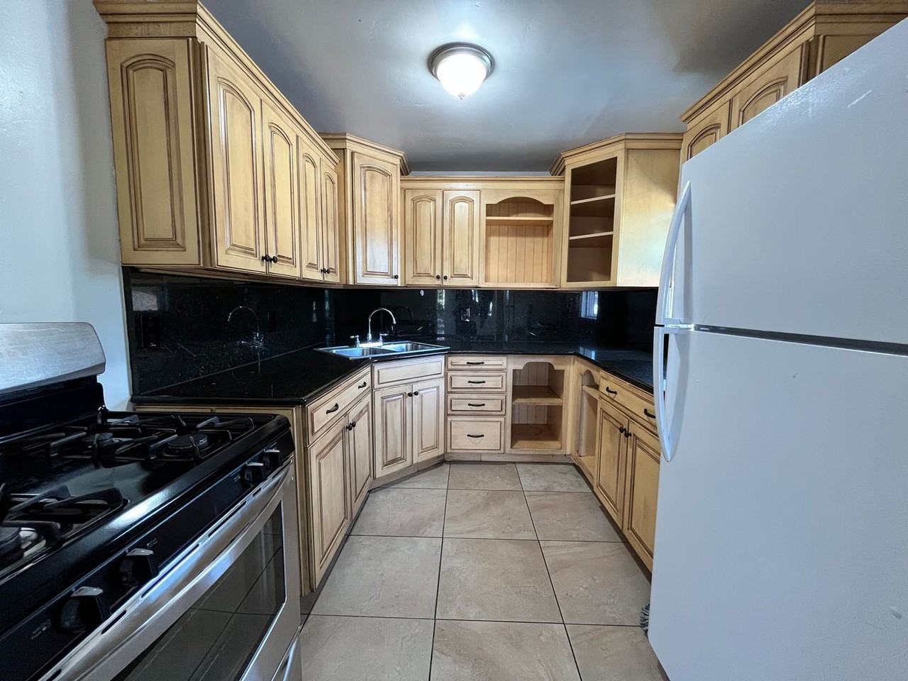 3788 Hemlock St - Photo 3 of 6