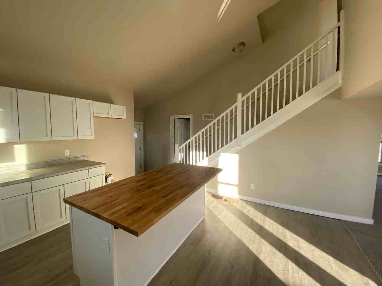 1009 Meridian St - Photo 2 of 13