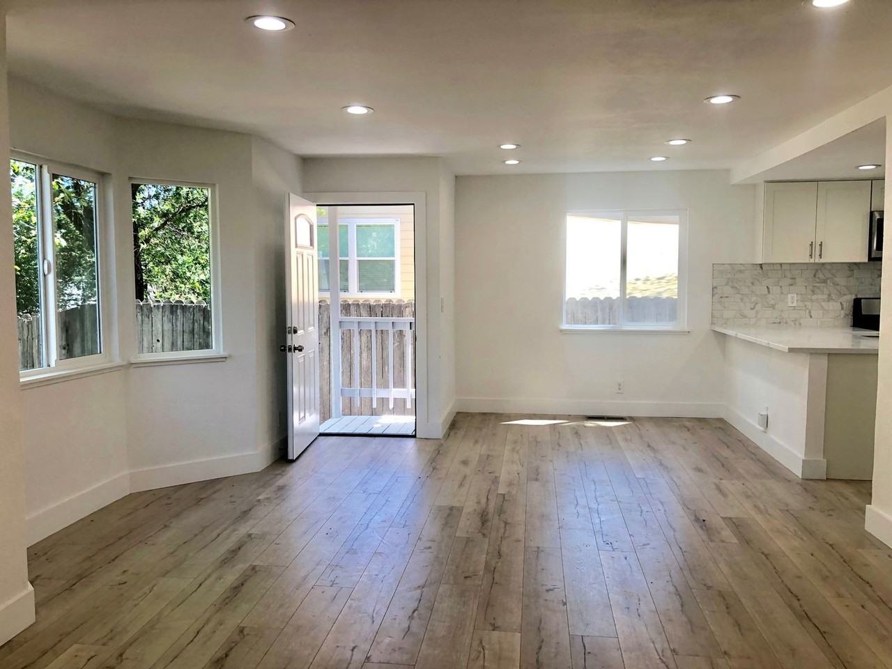 8697 Franklin St - Photo 3 of 10