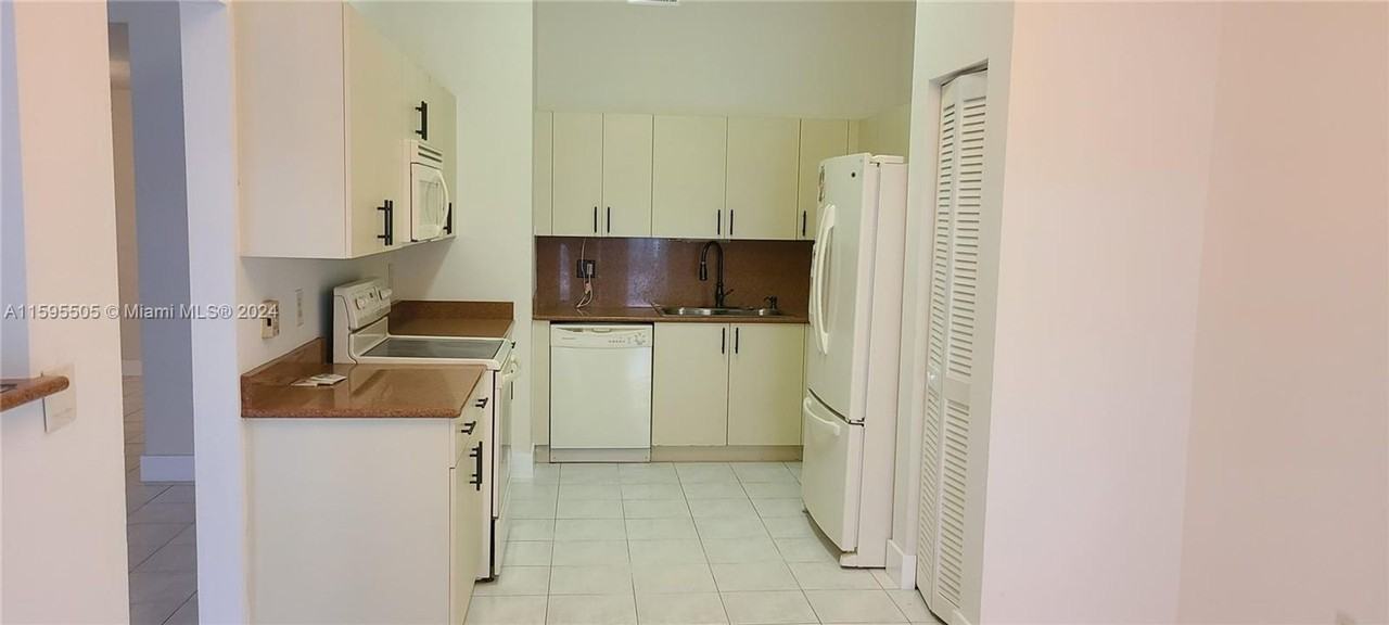 611 Nw 207th Ave - Photo 2 of 13