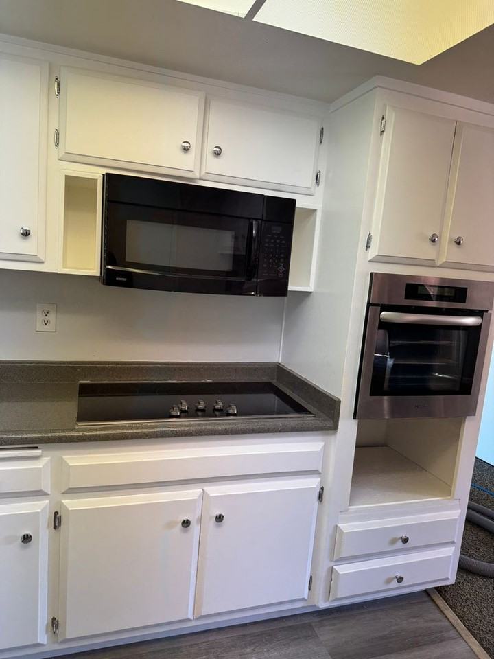 1330 Edinburgh Ct - Photo 2 of 18