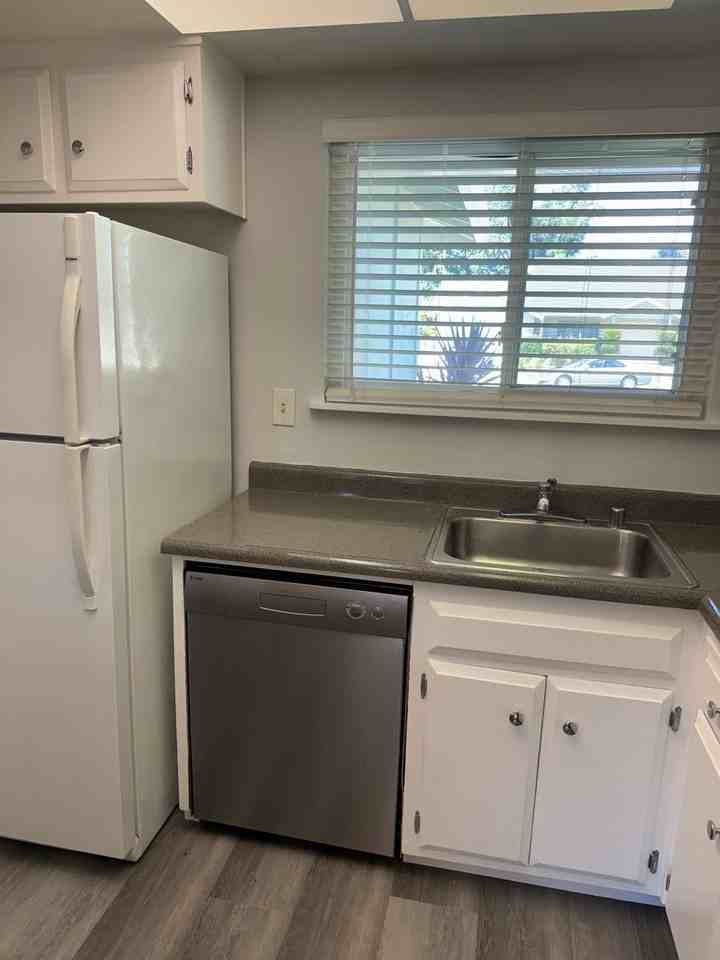 1330 Edinburgh Ct - Photo 3 of 18