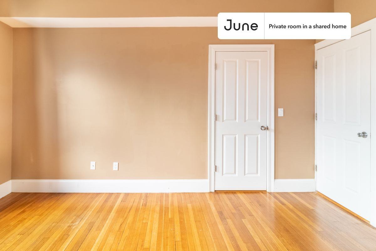 1592 Beacon St #D - Photo 4 of 26