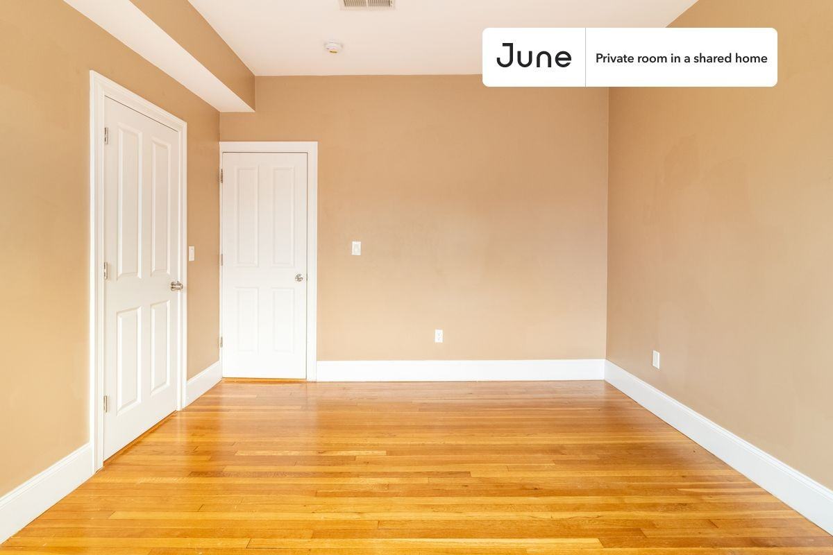 1592 Beacon St #D - Photo 5 of 26